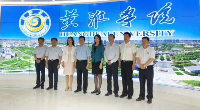 中華職業(yè)教育社理事長陳昌智、河南省副省長霍金花一行參觀展廳